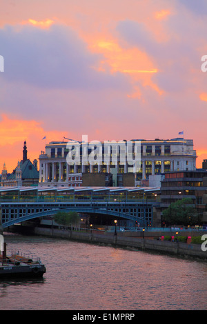 Regno Unito, Inghilterra, Londra, Unilever House Blackfriars Bridge, fiume Thames, tramonto, Foto Stock