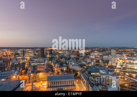 Una vista notturna di Birmingham City Centre di notte. Foto Stock