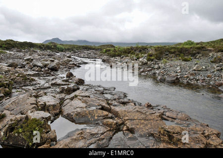 Fiume Sligachan visto dal vecchio ponte in pietra a in con una vista del Cuillin Hills in distanza. Foto Stock