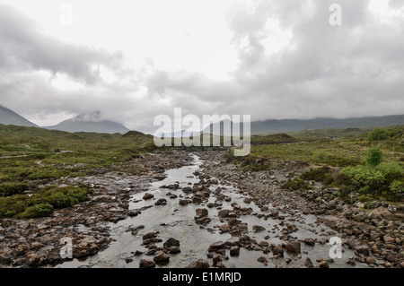 Fiume Sligachan visto dal vecchio ponte in pietra a in con una vista del Cuillin Hills in distanza. Foto Stock