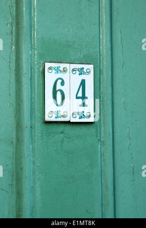 Il numero 64 porta verde, Lyme Regis, Dorset, Inghilterra. Foto Stock