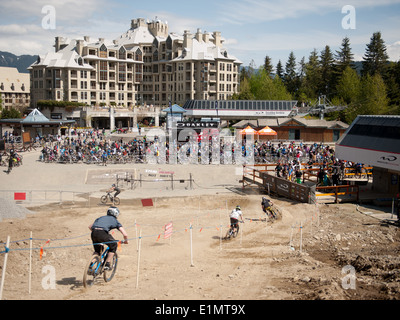 Moto piloti in Whistler Bike Park. Whistler BC, Canada Foto Stock