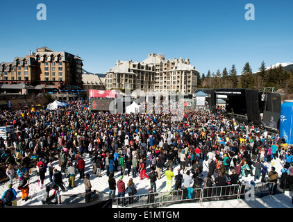 Una folla immensa nel villaggio di Whistler per la classica hip atto 'De la Soul'. Whistler sciatori Plaza. Whistler BC, Canada. Foto Stock