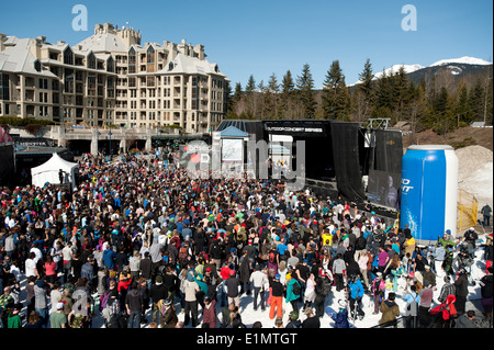 Una folla immensa nel villaggio di Whistler per la classica hip atto 'De la Soul'. Whistler sciatori Plaza. Whistler BC, Canada. Foto Stock