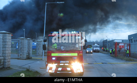 A Dublino Vigili del Fuoco carrello a un grave incendio al Ballymount Industrial Estate nel sud di Dublino. Foto Stock