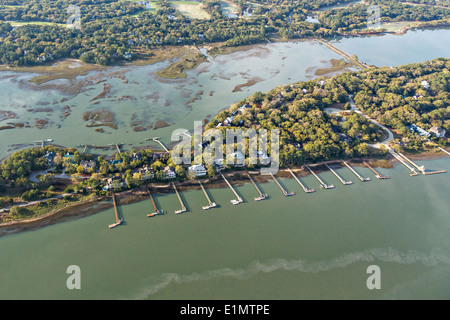 Vista aerea di case di lusso e banchine lungo Eagle Point in Kiawah Island, SC. Foto Stock