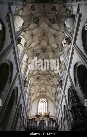 Nervata gotica volta decorata con stemma in Santa Barbara chiesa in Kutna Hora, Repubblica Ceca. Foto Stock