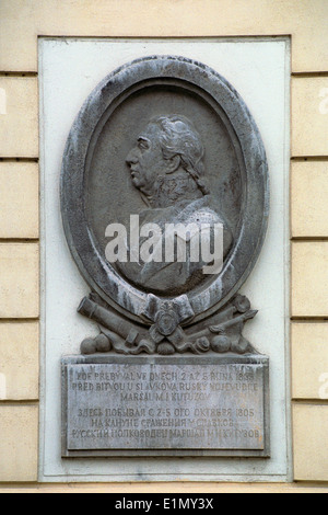 Lapide commemorativa al comandante militare russo Mikhail Kutuzov sul Palazzo Dietrichstein (Dietrichsteinský palác) a Brno, Repubblica Ceca. Testo in ceco e russo significa: Il comandante militare russo, il maresciallo Mikhail Kutuzov, soggiornò qui dal 2 al 5 ottobre 1805 nella battaglia di Austerlitz (ora Slavkov nella Repubblica Ceca). La lapide commemorativa disegnata dallo scultore ceco František Šenk fu svelata nel 1955. Foto Stock