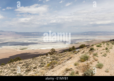 Vista sulla montagna verso Owens Dry Lake vicino a Lone Pine California. Foto Stock