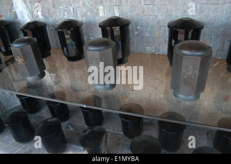 Urne funerarie del cristallo Boemo vetro contenente le ceneri dei sovietici ufficiali militari caduti durante la II Guerra Mondiale conservato sul terreno della guerra sovietica Memorial presso il cimitero centrale di Brno, in Repubblica Ceca. Foto Stock