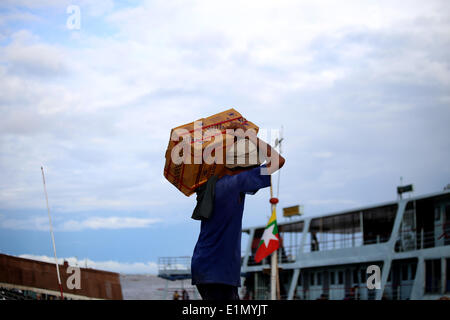 Yangon, Myanmar. Il 6 giugno, 2014. Un lavoratore svolge una scatola di merci presso il molo del fiume Yangon di Yangon, Myanmar, Giugno 6, 2014. © U Aung/Xinhua/Alamy Live News Foto Stock