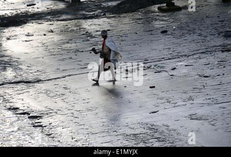 Yangon, Myanmar. Il 6 giugno, 2014. Un uomo raccoglie la spazzatura presso la banca di fiume Yangon di Yangon, Myanmar, Giugno 6, 2014. © U Aung/Xinhua/Alamy Live News Foto Stock