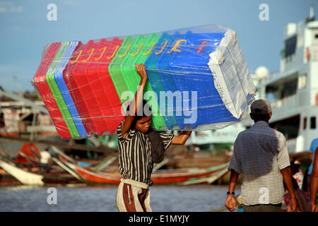 Yangon, Myanmar. Il 6 giugno, 2014. Una donna porta custodie di plastica al jetty di fiume Yangon di Yangon, Myanmar, Giugno 6, 2014. © U Aung/Xinhua/Alamy Live News Foto Stock