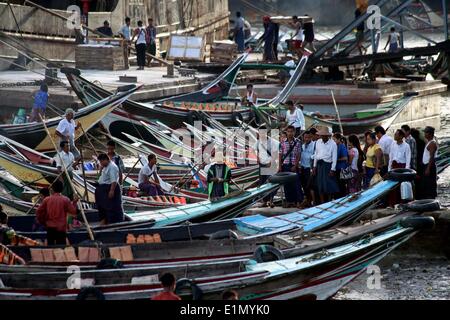 Yangon, Myanmar. Il 6 giugno, 2014. Passeggeri attendere per traghetti presso la banca di fiume Yangon di Yangon, Myanmar, Giugno 6, 2014. © U Aung/Xinhua/Alamy Live News Foto Stock