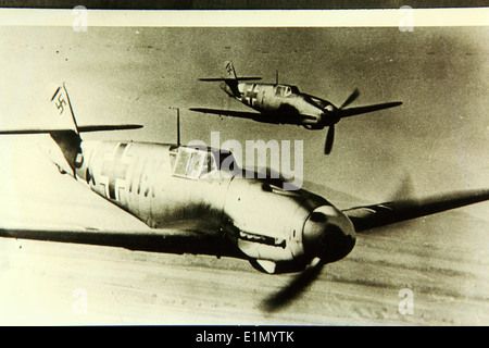Il Messerschmitt Bf 109F Emil era una variante del caccia tedesco della seconda guerra mondiale, noto per la sua agilità e il potente armamento. Essendo uno dei velivoli più efficaci utilizzati dalla Luftwaffe, giocò un ruolo fondamentale nel combattimento aereo sull'Europa, in particolare durante la battaglia d'Inghilterra. Foto Stock