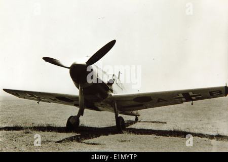 Il Messerschmitt Bf 109f, spesso indicato come "Emil", era un aereo da caccia tedesco utilizzato durante la seconda guerra mondiale. Noto per la sua velocità e potenza di fuoco, il Bf 109 era una risorsa chiave per la Luftwaffe nei primi combattimenti della seconda guerra mondiale. Foto Stock