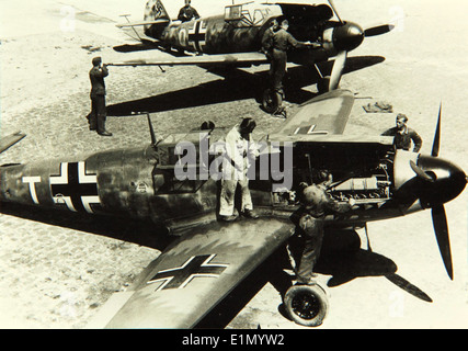 Il Messerschmitt Bf 109F Emil era un aereo da caccia tedesco utilizzato durante la seconda guerra mondiale. Noto per le sue prestazioni e agilità, il Bf 109F fu un aggiornamento significativo rispetto ai modelli precedenti, con un armamento e una capacità del motore migliorati. Fu uno dei principali aerei utilizzati dalla Luftwaffe durante la guerra. Foto Stock