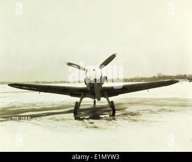 Il Messerschmitt BF 109F, soprannominato "Emil", era un aereo da caccia tedesco utilizzato durante la seconda guerra mondiale. Noto per la sua velocità e potenza di fuoco, fu uno dei caccia più efficaci della Luftwaffe, soprattutto nei primi anni della guerra. Foto Stock