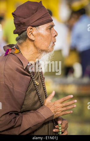 Yangon, Regione di Yangon, Myanmar. Il 7 giugno, 2014. Un birmano monaco eremita passeggiate nei dintorni di Shwedagon pagoda in Yangon. Shwedagon pagoda è ufficialmente chiamato Shwedagon Zedi Daw ed è anche conosciuta come la Grande Pagoda di Dagon e la pagoda dorata. Si tratta di un 99 metri (325Â ft) Pagoda dorato e stupa situato in Yangon. È il più sacro pagoda buddista in Myanmar con le reliquie del passato quattro Buddha sancito all'interno: il personale di Kakusandha, il filtro dell'acqua di Koá¹‡Ägamana, un pezzo del manto di Kassapa e otto ciocche di capelli da Gautama, il Buddha storico. (Credito Immagine: © Jack Kurtz/ZUMAPRE Foto Stock