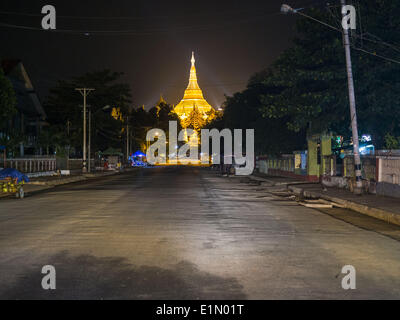 Yangon, Regione di Yangon, Myanmar. Il 6 giugno, 2014. Shwedagon pagoda illuminata di notte a Yangon (Rangoon), Myanmar (Birmania). Shwedagon pagoda è ufficialmente chiamato Shwedagon Zedi Daw ed è anche conosciuta come la Grande Pagoda di Dagon e la pagoda dorata. Si tratta di un 99 metri (325Â ft) Pagoda dorato e stupa situato in Yangon. È il più sacro pagoda buddista in Myanmar con le reliquie del passato quattro Buddha sancito all'interno: il personale di Kakusandha, il filtro dell'acqua di Koá¹‡Ägamana, un pezzo del manto di Kassapa e otto ciocche di capelli da Gautama, il Buddha storico. (Credito Immagine: © Jack Kurtz Foto Stock