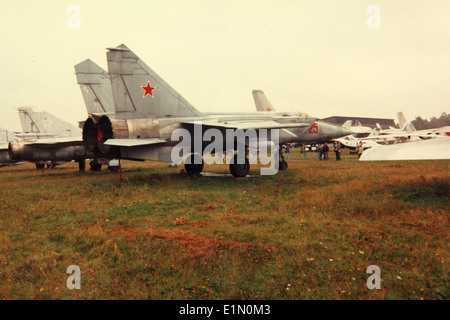 Il MIG-25 Foxbat, un aereo intercettore di costruzione sovietica, divenne uno dei più potenti jet dell'era della Guerra fredda, noto per le sue capacità di velocità e altitudine. È stato progettato principalmente per ruoli di ricognizione e intercettazione. Foto Stock