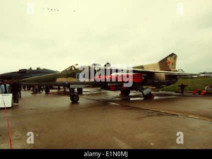 Il Mikoyan MIG-27 Flogger è un aereo da attacco al suolo di progettazione sovietica, basato sul caccia MIG-23. Fu ampiamente utilizzato da vari paesi durante la guerra fredda. Il MIG-27 è dotato di un potente sistema d'arma ed è progettato per un supporto aereo ravvicinato e colpi di precisione. Il velivolo è dotato di un'ala a raggio variabile per la manovrabilità in situazioni di combattimento. Foto Stock
