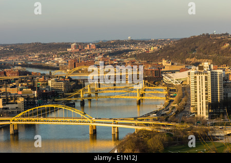 Ponti che attraversano il fiume Allegheny a Pittsburgh Pennsylvania Foto Stock