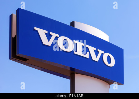 Concessionario Volvo segno contro il cielo blu. Volvo è una multinazionale svedese automobilistico in società con sede a Gothenburg, Svezia Foto Stock