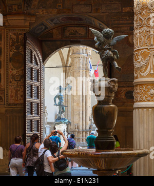 Firenze, Provincia di Firenze, Toscana, Italia. Guardando dall'interno della hall del Palazzo Vecchio alla statua del Perseo. Foto Stock