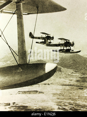 Il Nakajima E8N, noto anche come Type 95 Reconnaissance Seaplane, era un biplano giapponese utilizzato dalla Marina imperiale giapponese durante gli anni '1930 e l'inizio della seconda guerra mondiale. Servì principalmente in ruoli di ricognizione, essendo dispiegato sia da navi che da piste di atterraggio. Foto Stock