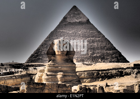 La Grande Sfinge di Giza con la piramide di Khaefre (o khephren) dietro. L'Egitto. Foto Stock