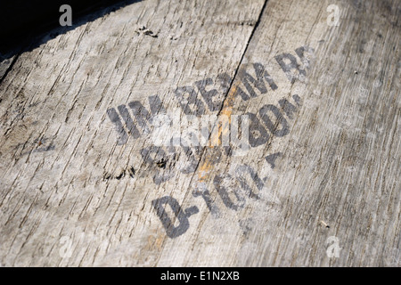 Impresse il testo su un vecchio barile di Whisky - Jim Beam Bourbon. Foto Stock