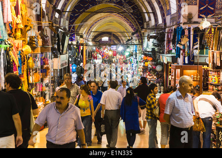 Istanbul, Turchia. Shopping in un passaggio del Kapali Carsi e il Grand Bazaar. Foto Stock