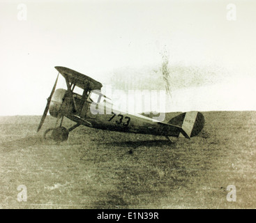 Il Nieuport 27, un biplano francese della prima guerra mondiale, fu un aereo fondamentale nelle prime fasi del combattimento aereo. Conosciuto per la sua agilità, fu ampiamente utilizzato dalle forze alleate durante la guerra. Foto Stock