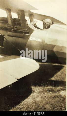 Il Nieuport 28 era un aereo da caccia biplano francese utilizzato durante la prima guerra mondiale noto per il suo design distintivo e l'agilità, il Nieuport 28 giocò un ruolo significativo nel conflitto, in particolare nel fornire supporto agli Alleati durante le fasi successive della guerra. È stato anche uno dei primi aerei utilizzati dallo U.S. Army Air Service. Foto Stock