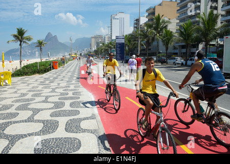 RIO DE JANEIRO, Brasile - 1 Aprile, 2014: I ciclisti corsa lungo il Boardwalk bike path sulla Avenida Vieira Souto a Ipanema. Foto Stock