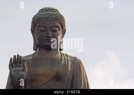 Tian Tan mondo seduta più grande Buddha di bronzo presso il Villaggio di Ngong Ping in Hong Kong Closeup Foto Stock