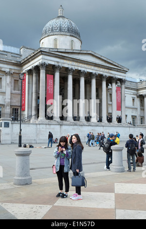 I turisti di fronte alla National Gallery di Londra Foto Stock