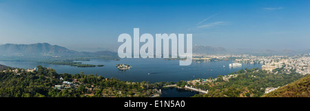 Antenna panorama del Lago Pichola e Udaipur con il palazzo di città, il Lago Palace (Jag Niwas e Jag Mandir (Lago Garden Palace). India Foto Stock