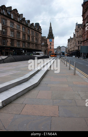 Trongate guardando ad ovest da Glasgow Cross & Tron Kirk e torre campanaria in Scozia Foto Stock