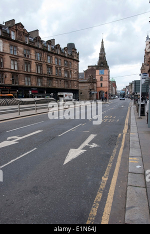 Trongate guardando ad ovest da Glasgow Cross & Tron Kirk e torre campanaria in Scozia Foto Stock