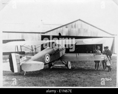 Lo SPAD VII era un biplano francese utilizzato nella prima guerra mondiale, noto per la sua durata e le sue prestazioni in combattimento aereo. Questa immagine mostra lo SPAD VII, uno dei caccia più significativi della grande Guerra, utilizzato da molti piloti alleati. Foto Stock