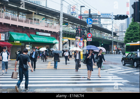 Tokyo Giappone 2014 - Yurachuko stazione della metropolitana in un giorno di pioggia Foto Stock