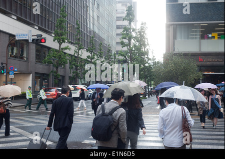 Tokyo Giappone 2014 - Yurachuko stazione della metropolitana in un giorno di pioggia Foto Stock