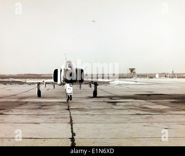 Questa immagine mostra il McDonnell Douglas F-4J Phantom II, parte della Charles M. Daniels Collection. L'F-4J, un caccia a reazione, fu parte integrante dell'aviazione militare degli Stati Uniti dagli anni '1960 agli anni '1980, servendo in vari conflitti e operazioni militari. Foto Stock