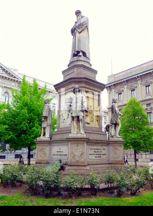 Leonardo da Vinci un monumento in Milano, Italia Foto Stock