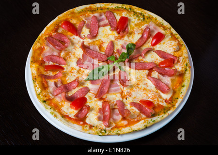 Gustosa pizza con salame Foto Stock