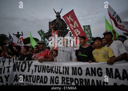 Quezon, Filippine. Il 7 giugno, 2014. Gli agricoltori gridare slogan durante una dimostrazione presso l'EDSA People Power monumento nella città di Quezon, Metro Manila, Filippine, 7 giugno 2014. Gli agricoltori chiedono la distribuzione di almeno 300 mila ettari di territorio sotto il governo globale di riforma agraria Proroga del programma con le riforme (tappeti) che è impostato per scadere il 30 giugno 2014.Foto: Ezra Acayan/NurPhoto © Ezra Acayan/NurPhoto/ZUMAPRESS.com/Alamy Live News Foto Stock