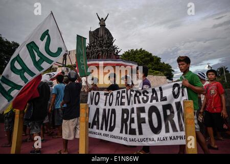 Quezon, Filippine. Il 7 giugno, 2014. Gli agricoltori tenere una dimostrazione presso l'EDSA People Power monumento nella città di Quezon, Metro Manila, Filippine, 7 giugno 2014. Gli agricoltori chiedono la distribuzione di almeno 300 mila ettari di territorio sotto il governo globale di riforma agraria Proroga del programma con le riforme (tappeti) che è impostato per scadere il 30 giugno 2014.Foto: Ezra Acayan/NurPhoto © Ezra Acayan/NurPhoto/ZUMAPRESS.com/Alamy Live News Foto Stock