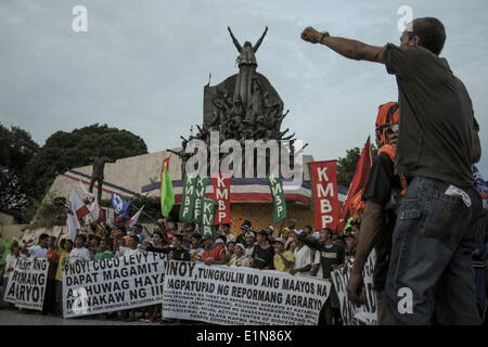 Quezon, Filippine. Il 7 giugno, 2014. Gli agricoltori gridare slogan durante una dimostrazione presso l'EDSA People Power monumento nella città di Quezon, Metro Manila, Filippine, 7 giugno 2014. Gli agricoltori chiedono la distribuzione di almeno 300 mila ettari di territorio sotto il governo globale di riforma agraria Proroga del programma con le riforme (tappeti) che è impostato per scadere il 30 giugno 2014.Foto: Ezra Acayan/NurPhoto © Ezra Acayan/NurPhoto/ZUMAPRESS.com/Alamy Live News Foto Stock